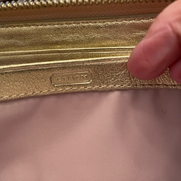 Coach leather light cream color and Gold zip around wallet Gold buckle NWOT - Picture 4 of 8